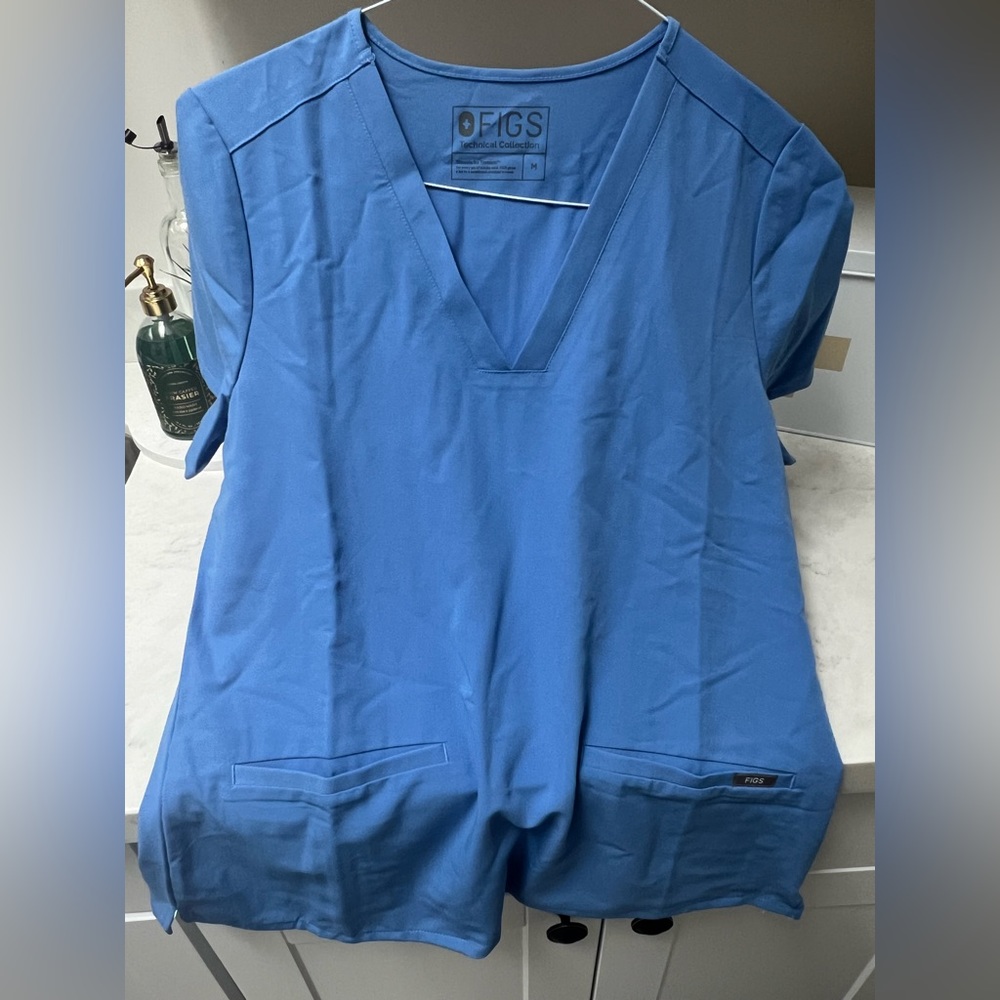 Figs new casma 3 pocket scrub top Medium
